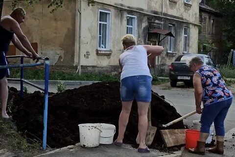 Во дворе мужчина
