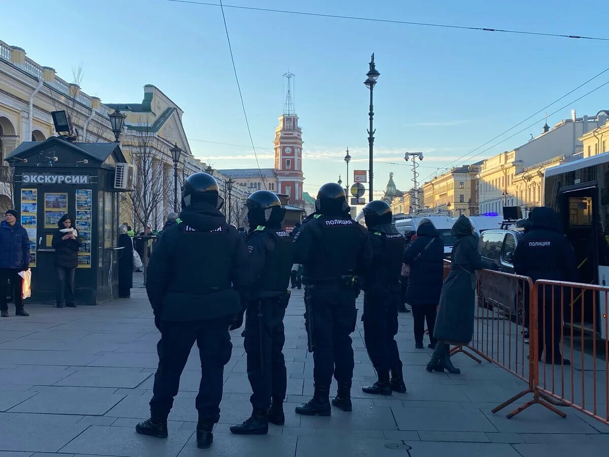 Митинги в петербурге сегодня. Митинг в Питере 2022. Протесты в Петербурге сейчас. Митинг в СПБ на Гостином дворе. Митинги в Питере сейчас.