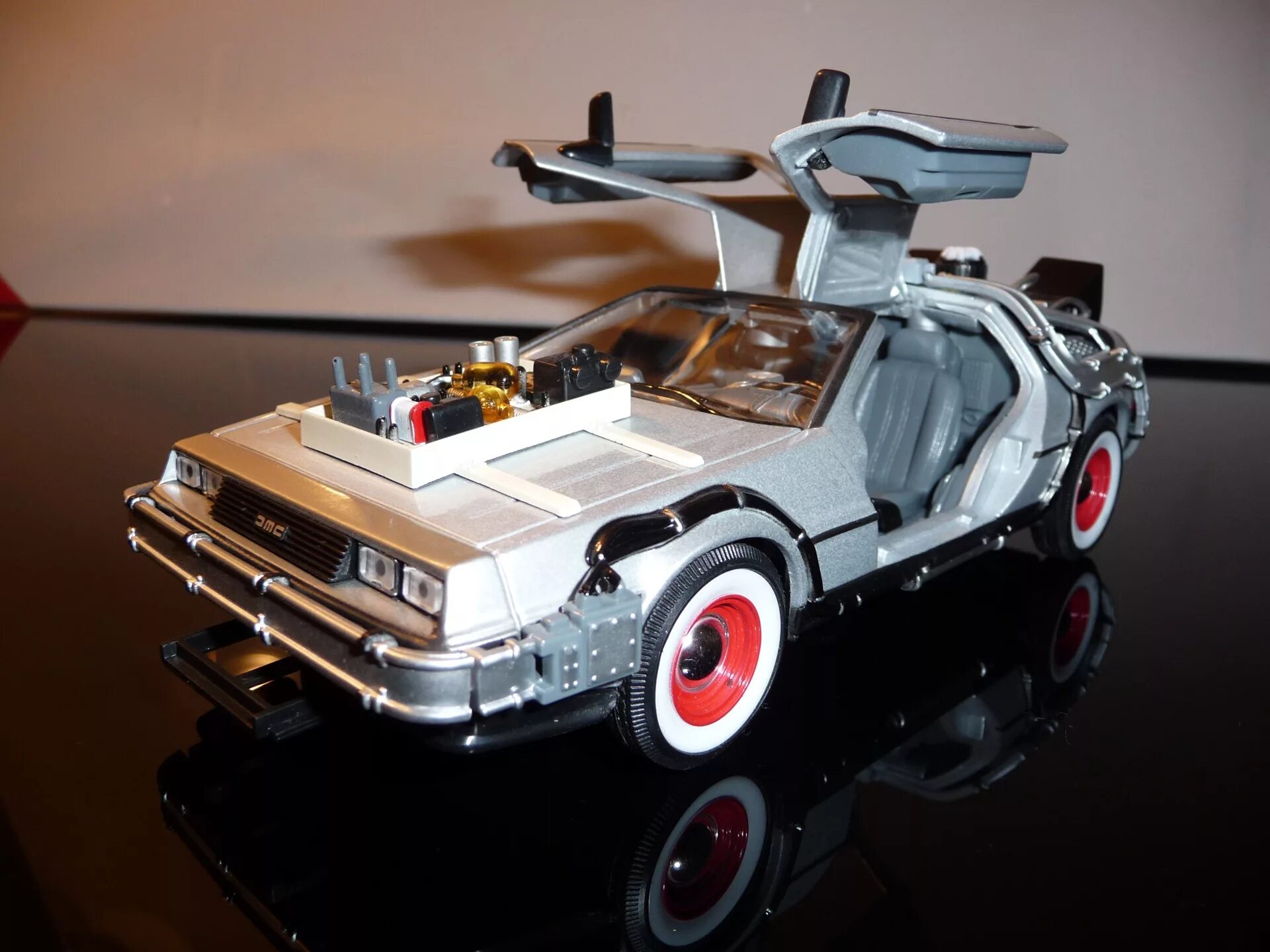 Назад в будущее модель. Делориан 1/24. сборная модель делориан 1/24. delorean назад в будущее модель 1:24. делориан масштабная модель 1/25.