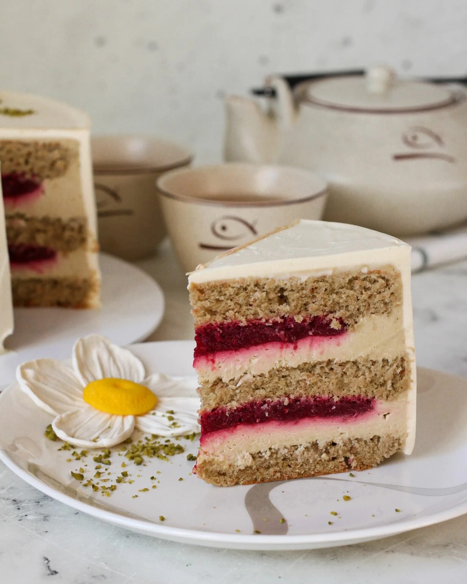 красивый разрез торта. торт с шифоновым бисквитом и кремом чиз. как сделать разрез торта. бисквитный торт с шоколадным кремом. как сделать разрез торта.