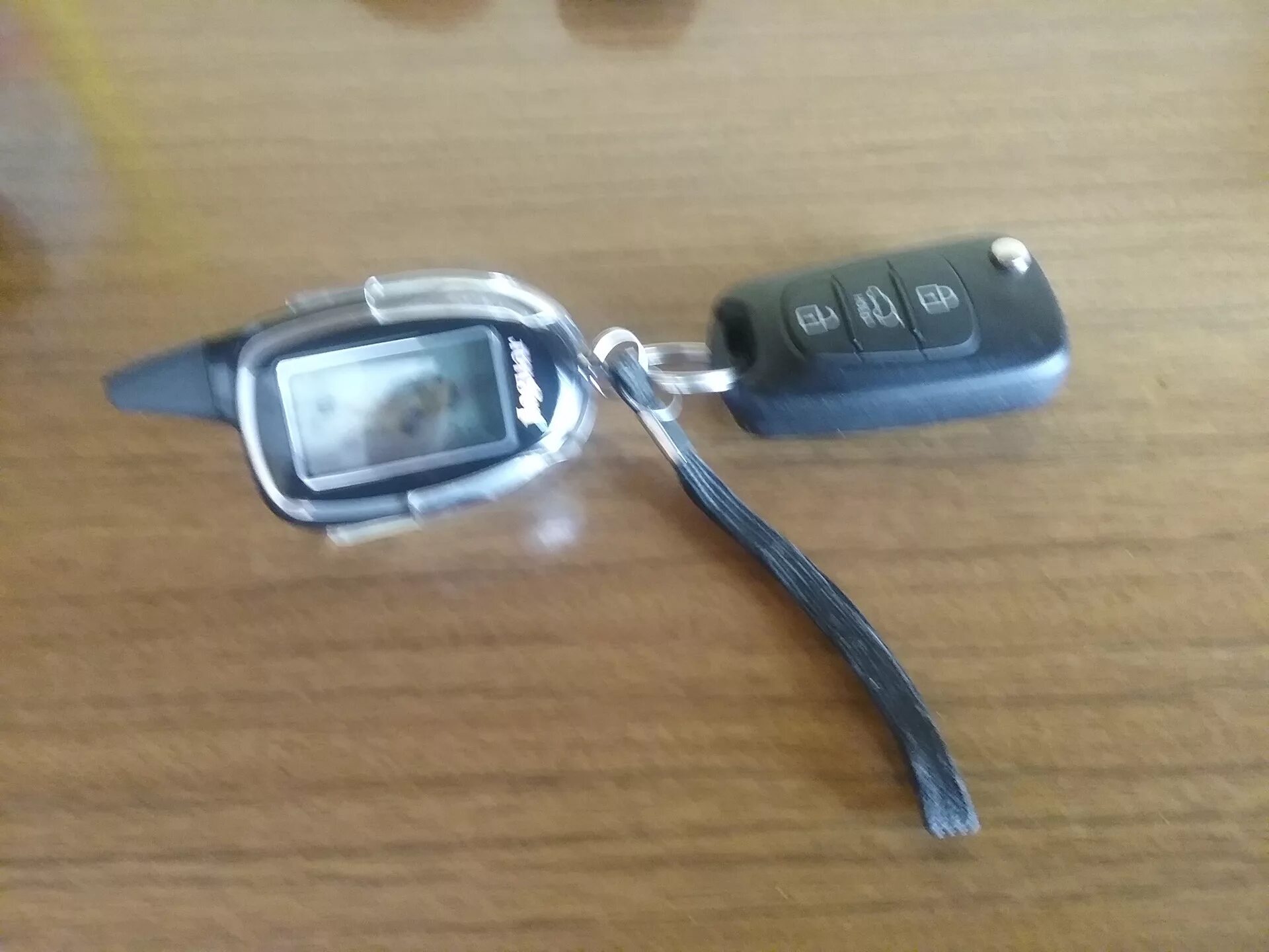 Подсветка брелка томагавк. Схема подключения концевиков через реле. Подсветка сигнализации. Hyundai accent лампочка в кнопке аварийки. Подсветка в брелке сигнализации.