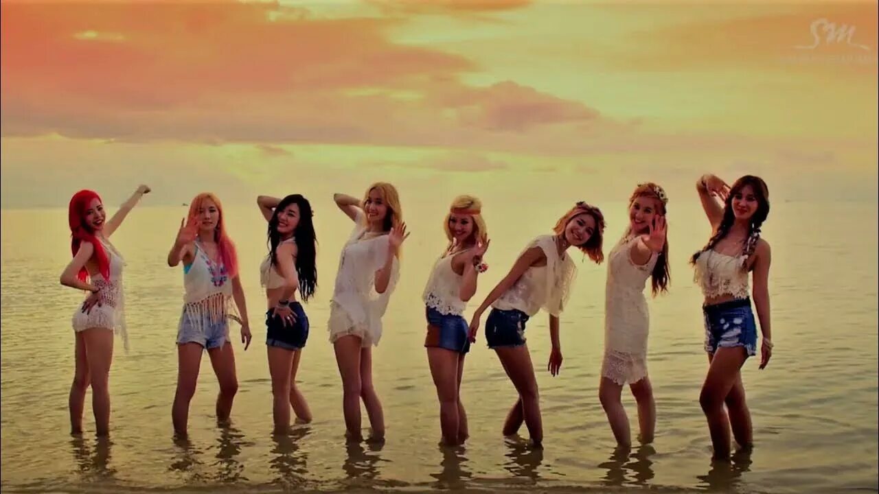 Амбер джейн селфи. Over video girls. Девушки из клипа xo limba. Девушка в белье в постели. Виола бейли 2019.