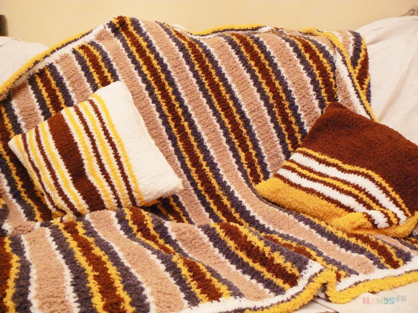 Вязаные покрывала. Плед на диван спицы. Вязаное одеяло. Плед спицами на диван. Плед на диван спицы.