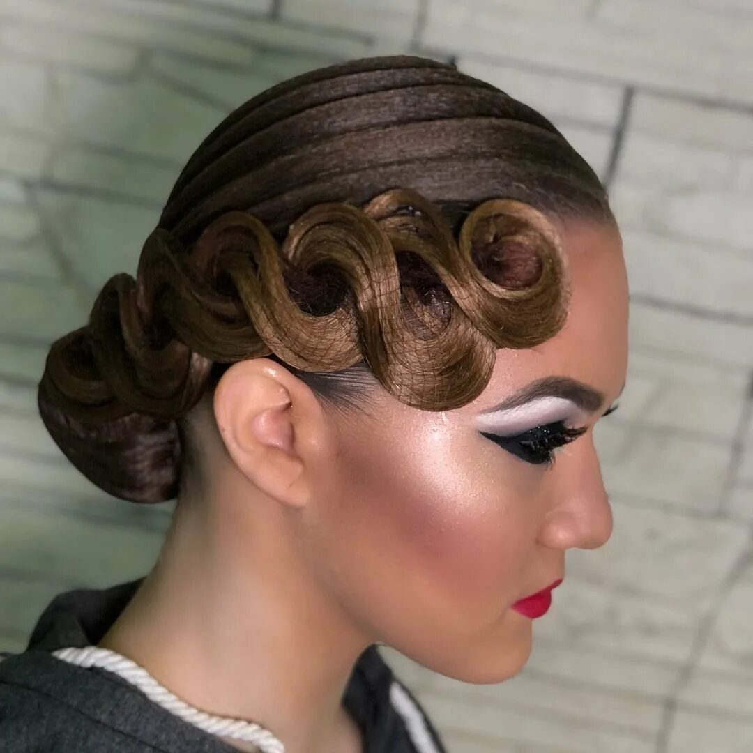 Прическа для танцев для девочек. Бальные прически. Бальные прически для девочек на длинные волосы. Прически для бальных танцев. Сделать бальную прическу.