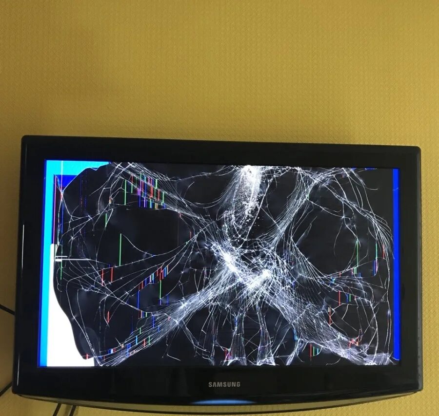 Трещина экрана телевизора. Разбитый ЖК монитор. Разбитый ЖК телевизор. ЖК телевизор с разбитым экраном. Трещина на мониторе.