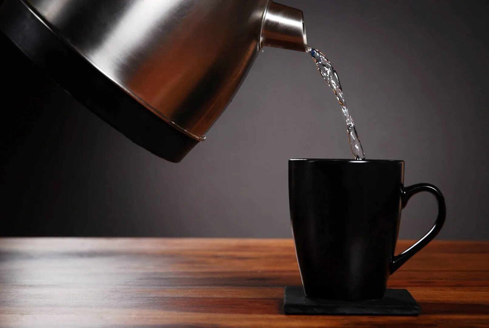 Чайник на стакан воды. Наливает из чайника. Чайник с кипятком. Вода из чайника. Чайник наливает воду.