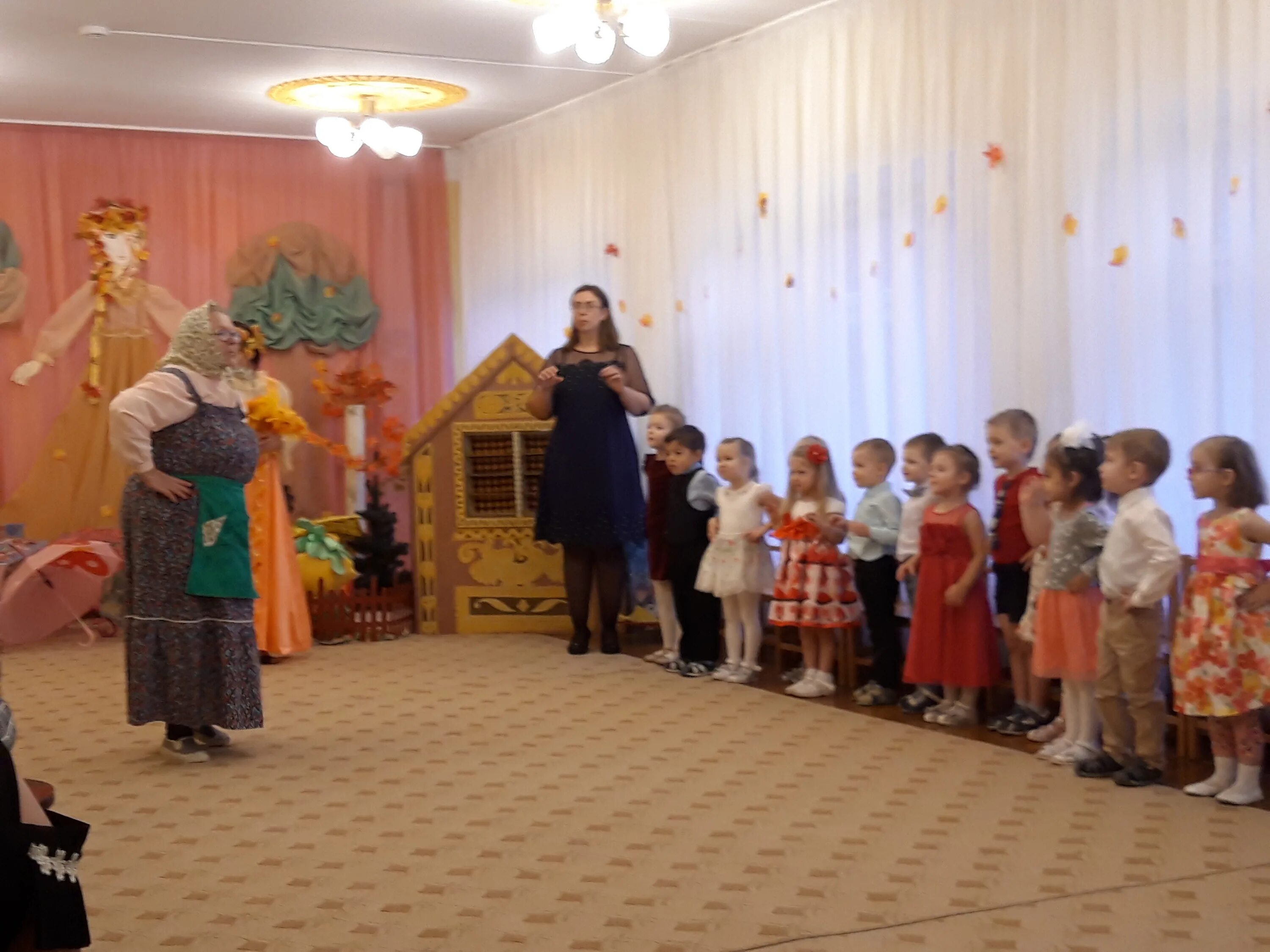 Праздник в садике. Детский сад осенние утренники. Осенний праздник в садике. Праздник осени. Осенний утренник в средней группе урожай.