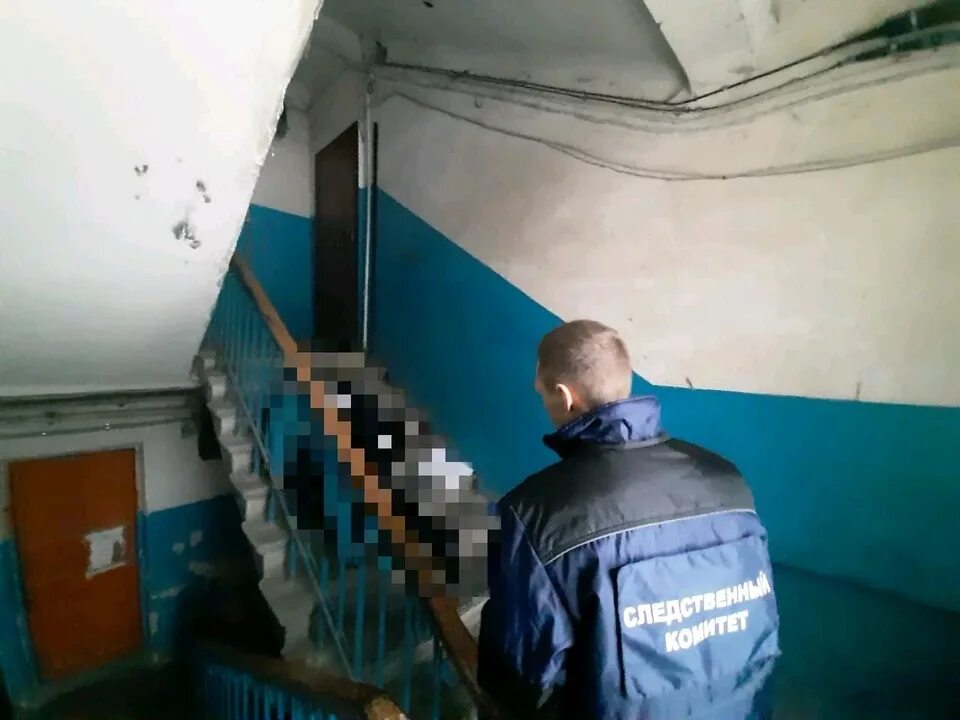 Яниса выносят из подъезда