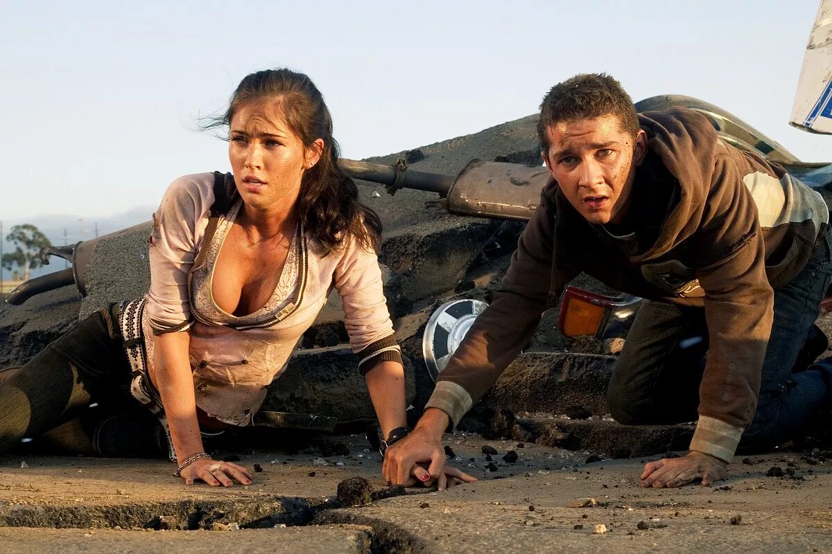 Transformers 2007. Трансформеры 2007 шайа лабаф и меган фокс. шайа лабаф трансформеры 2007. сэм уитвики трансформеры 2007. трансформеры 2007 меган фокс.