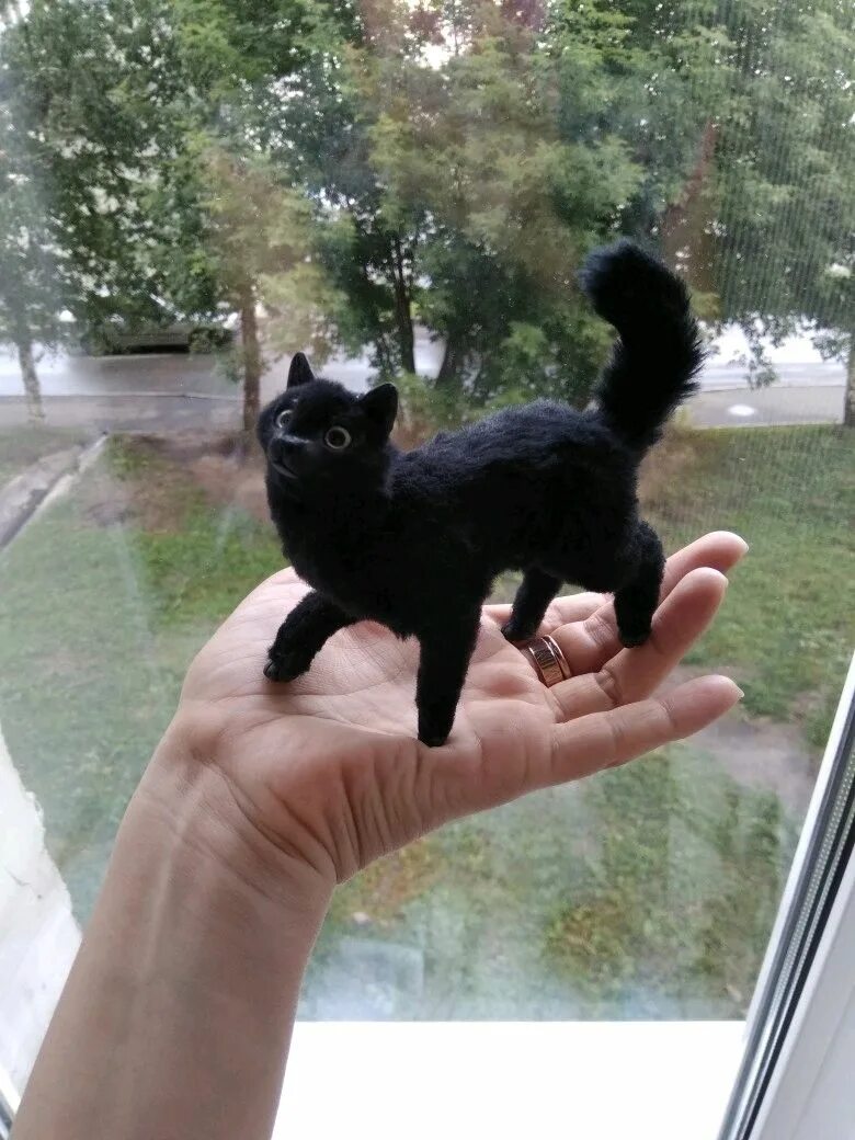 Лоскутные коты натальи куликовских. Котики из ткани. Кошка в смешанной технике. Игрушки в смешанной технике кошка мороженка. Нетрадиционная техника рисования кошка.