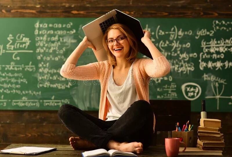 Педагог и студент. Преподаватель и студент. Педагог со старшеклассниками. Студент знающий всех преподавателей. Учитель.