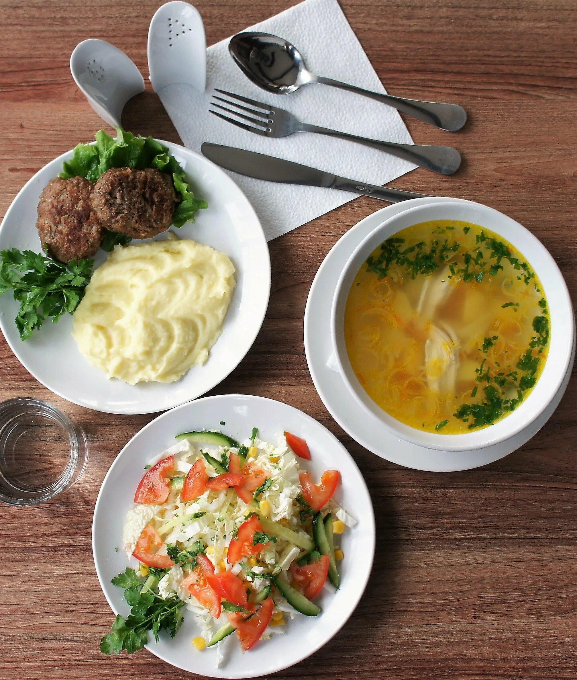 Ланч в ресторане. Какие блюда подают на обед. Какие блюда подают на обед. Правильный ужин. Блюда на обед.