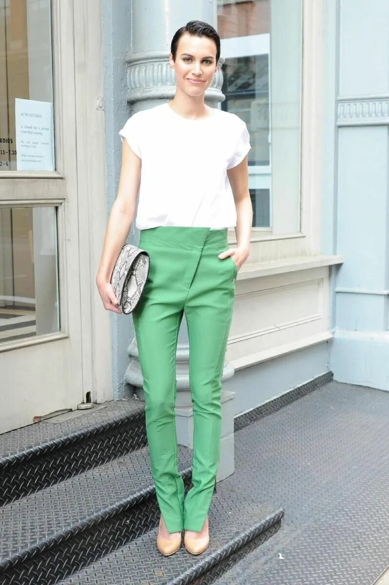 Широкие зеленые брюки. Зеленые брюки какой верх. Зеленые джинсы. Зеленые брюки какой верх. Образ с зелеными брюками.