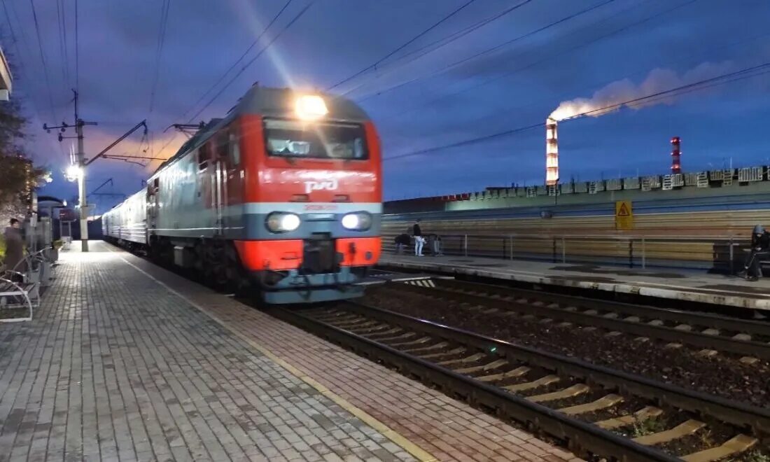 Поезд новосибирск татарская. Поезда России. Пригородный поезд. Поезд фото. Поезд экспресс.