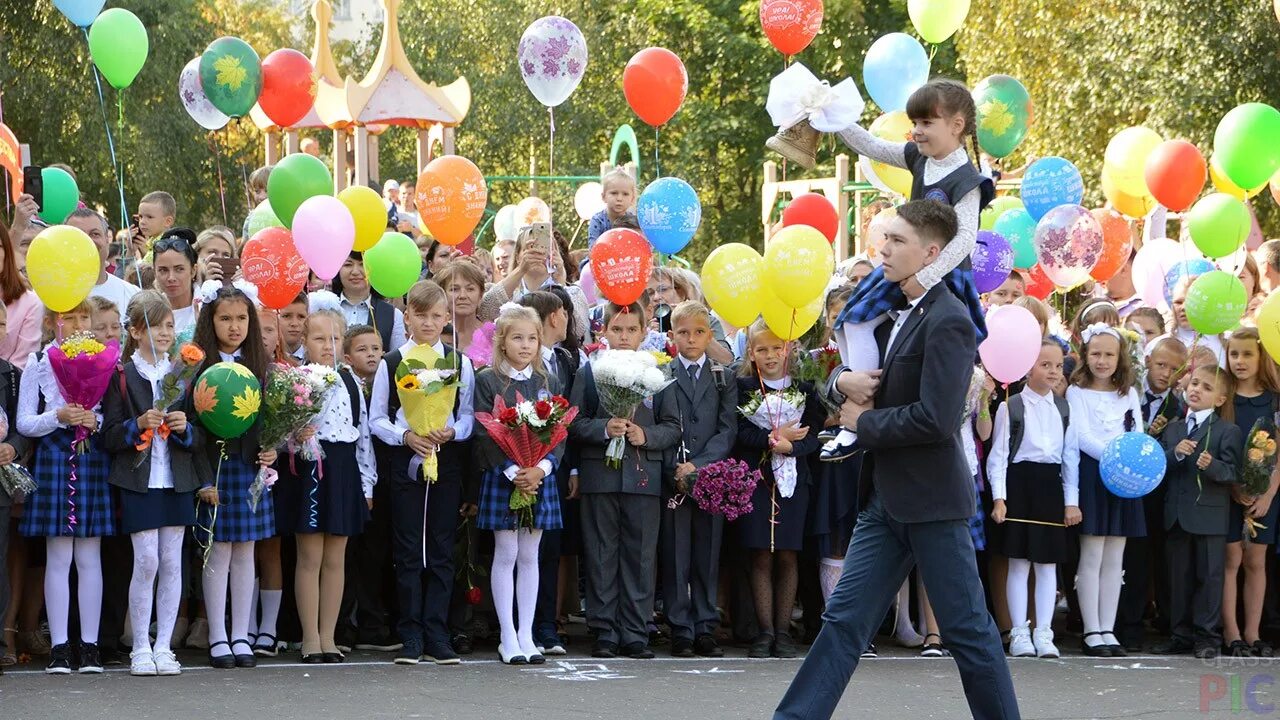 Торжественная линейка в школе. Праздничная линейка 1 сентября. Школа 1 сентября. Школьники на линейке. Пошли на линейку