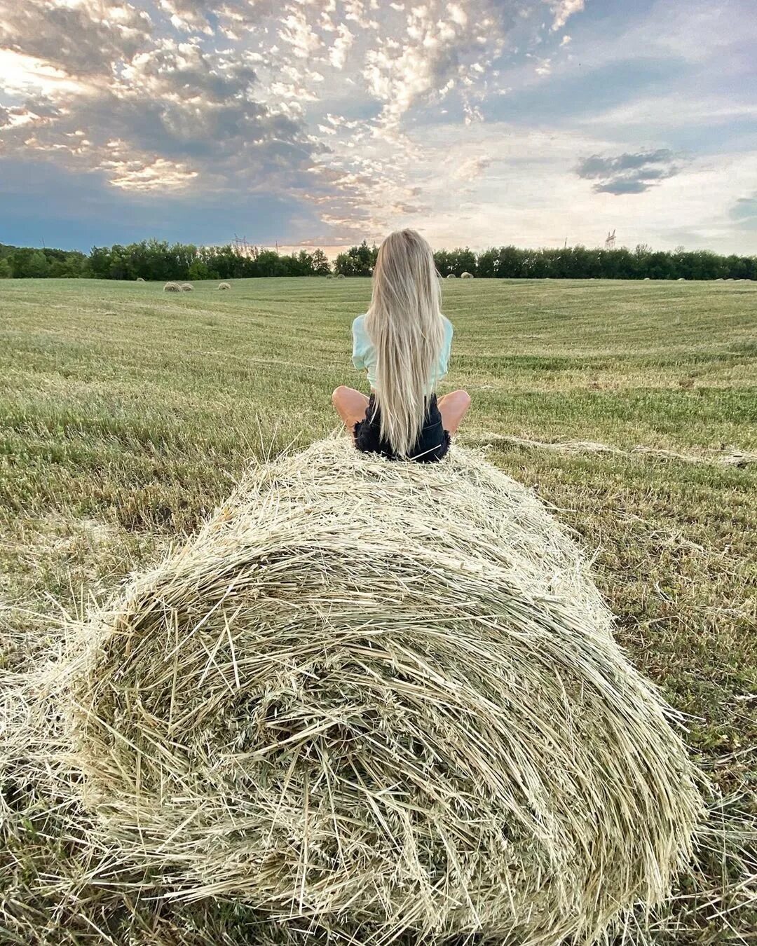 Позы в сене. Фотосессия с тюками сена. Фотосессия с тюками сена в поле. Фотосессия в поле с сеном. Девушка на стоге сена.