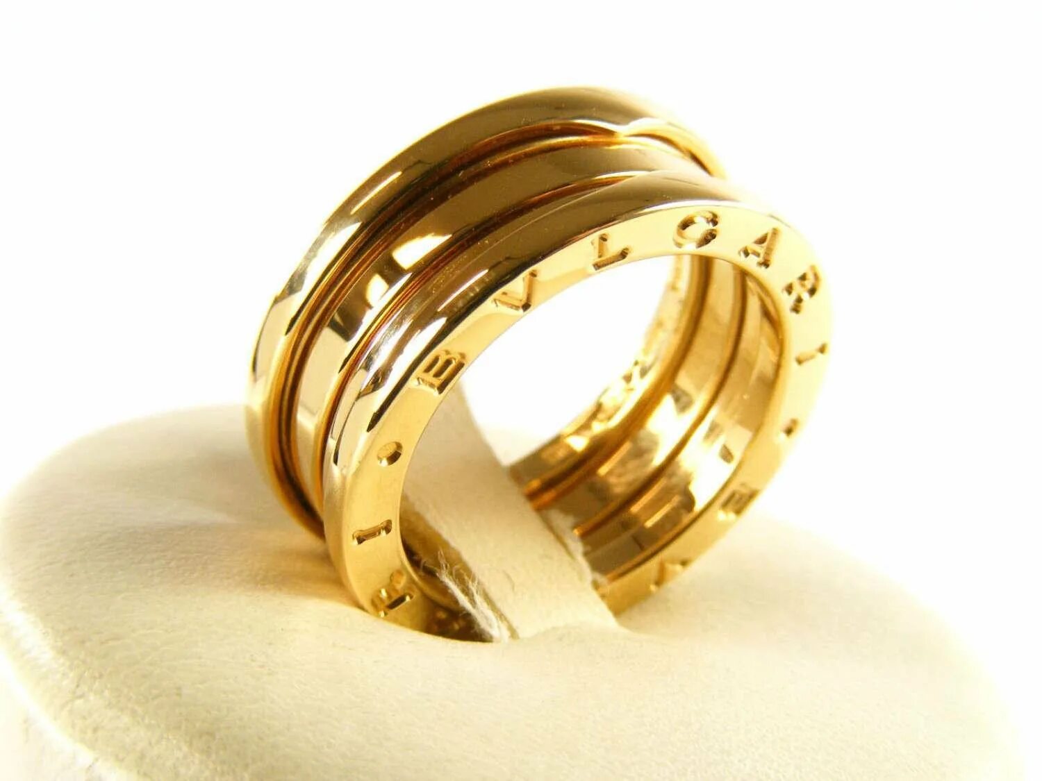 Золотое кольцо булгари. Кольцо Bvlgari 1515847. Кольцо булгари Зеро 1. Кольцо шайба булгари. Кольцо булгари 585.