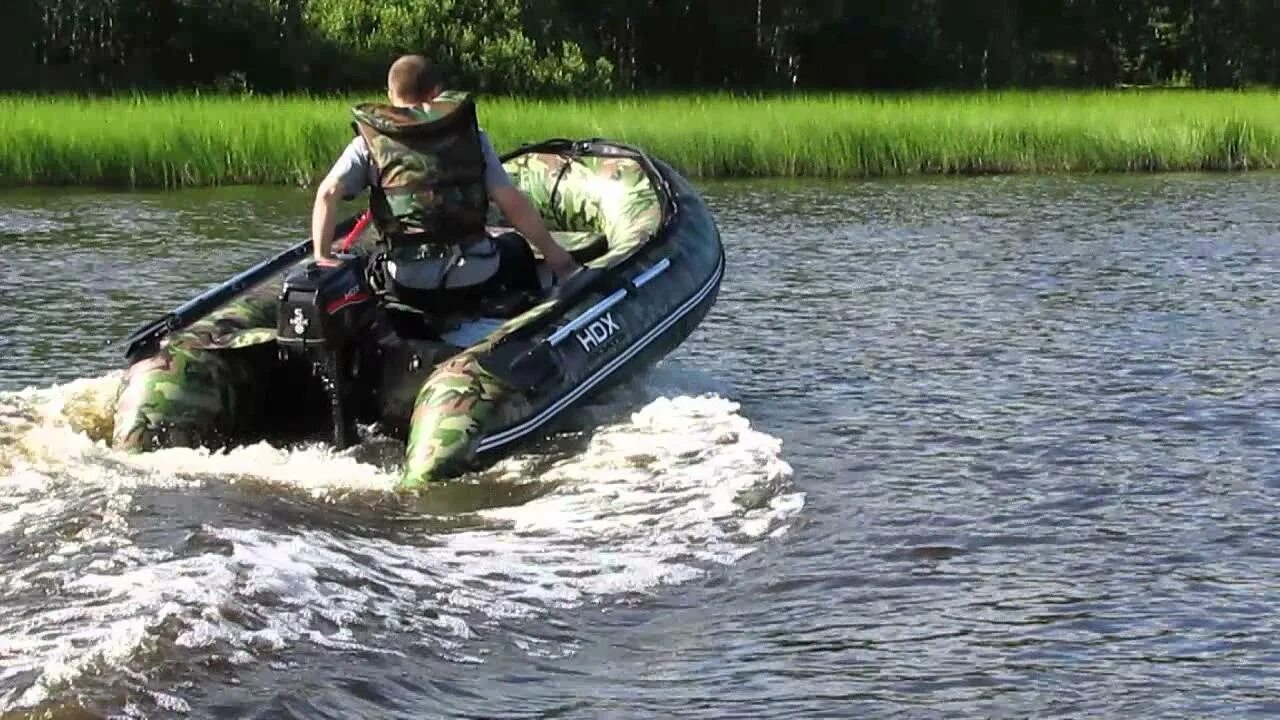 Рыбак используя моторную лодку проходит