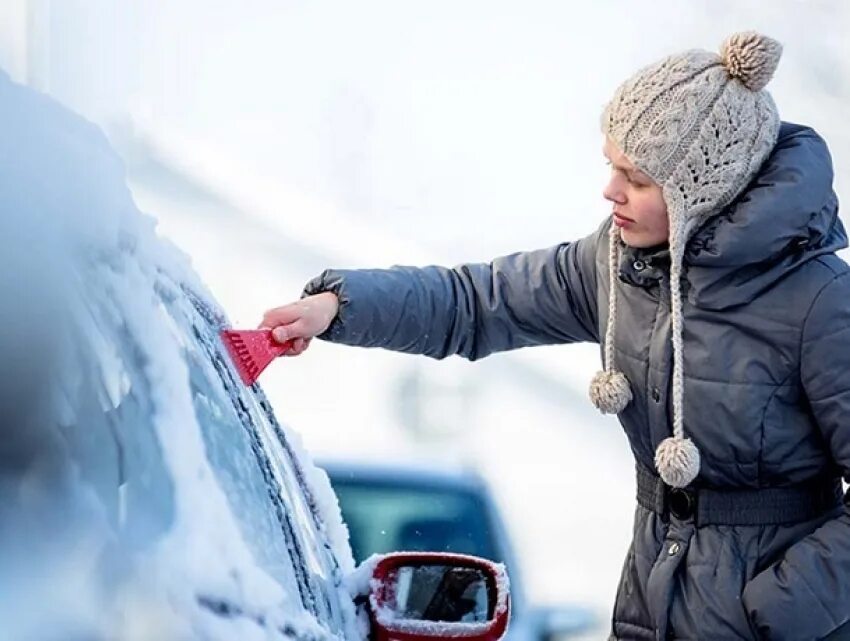 Автолюбитель зимой. Авто пуховик. Женщина авто зимой. Зимняя помощь.