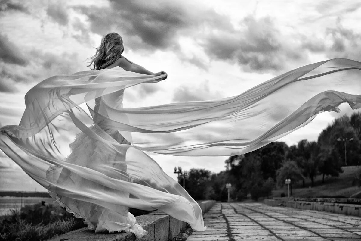 Ветер пои мне. Женщина на ветру. Развивающееся платье. Платье на ветру. Фотосессия с ветром.