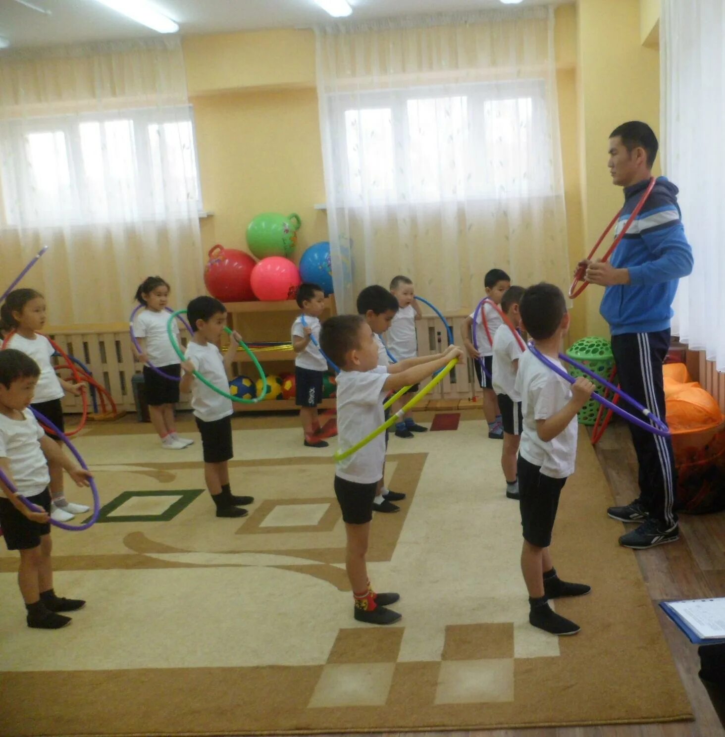 пластилинден коен жасообала бакча. дене шынықтыру балабақшада. мектеп картинка для детей. жаттыгу. арылах лагерь.