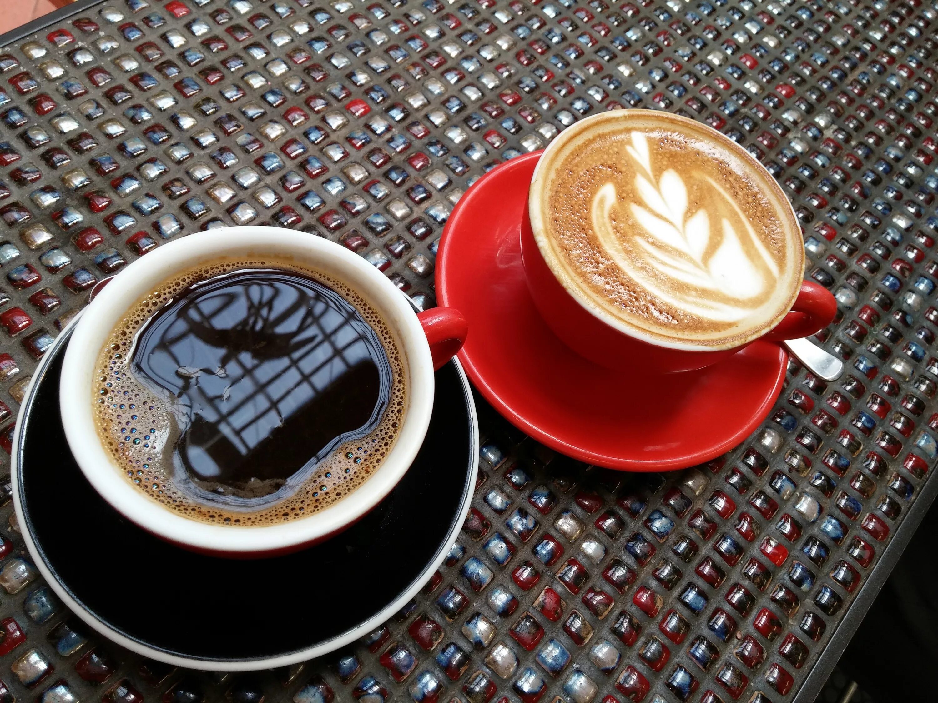 Кофейные чашечки. Кофе в кружке. Красивые кофейные чашки. Красивый кофе. Кружки для кофе.