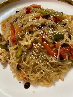 Готовить фунчозу с курицей и овощами соевым