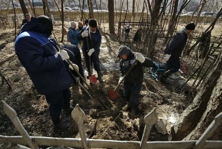 Осмотр эксгумация. Эксгумация семена Золотарева. Эксгумация могилы семена Золотарева. Эксгумация Дятлова могилы. Перевал Дятлова эксгумация могилы Золотарева.