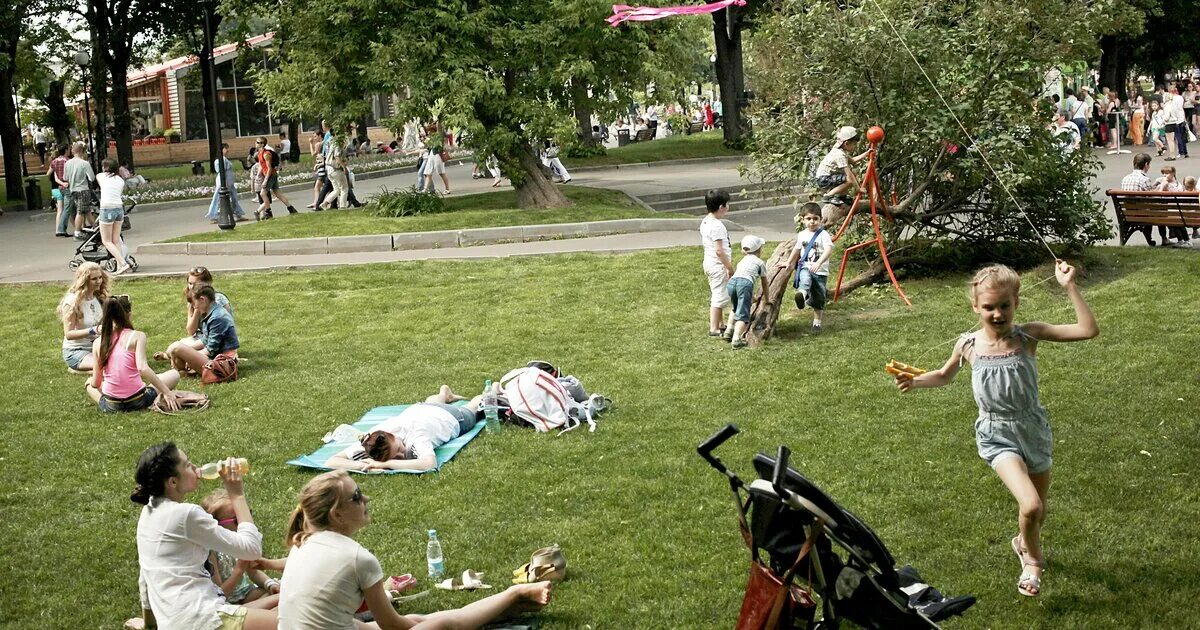 В парках много людей. Люди в парке. Парк Горького зона отдыха. Парк много людей. Много людей в парке.