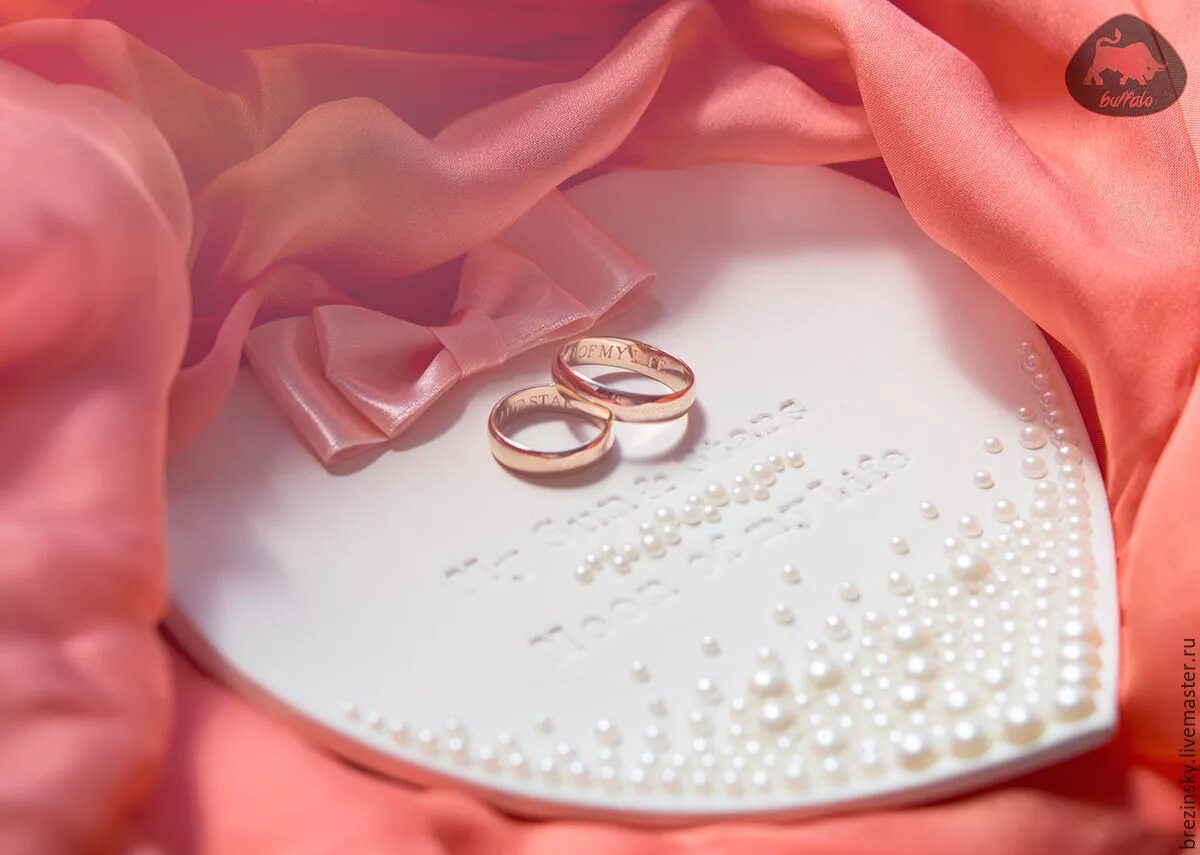 Поздравление с днем свадьбы 24. Свадебные кольца. Кольца на свадьбу обручальные. Нежные обручальные кольца. Красивые кольца для бракосочетания.