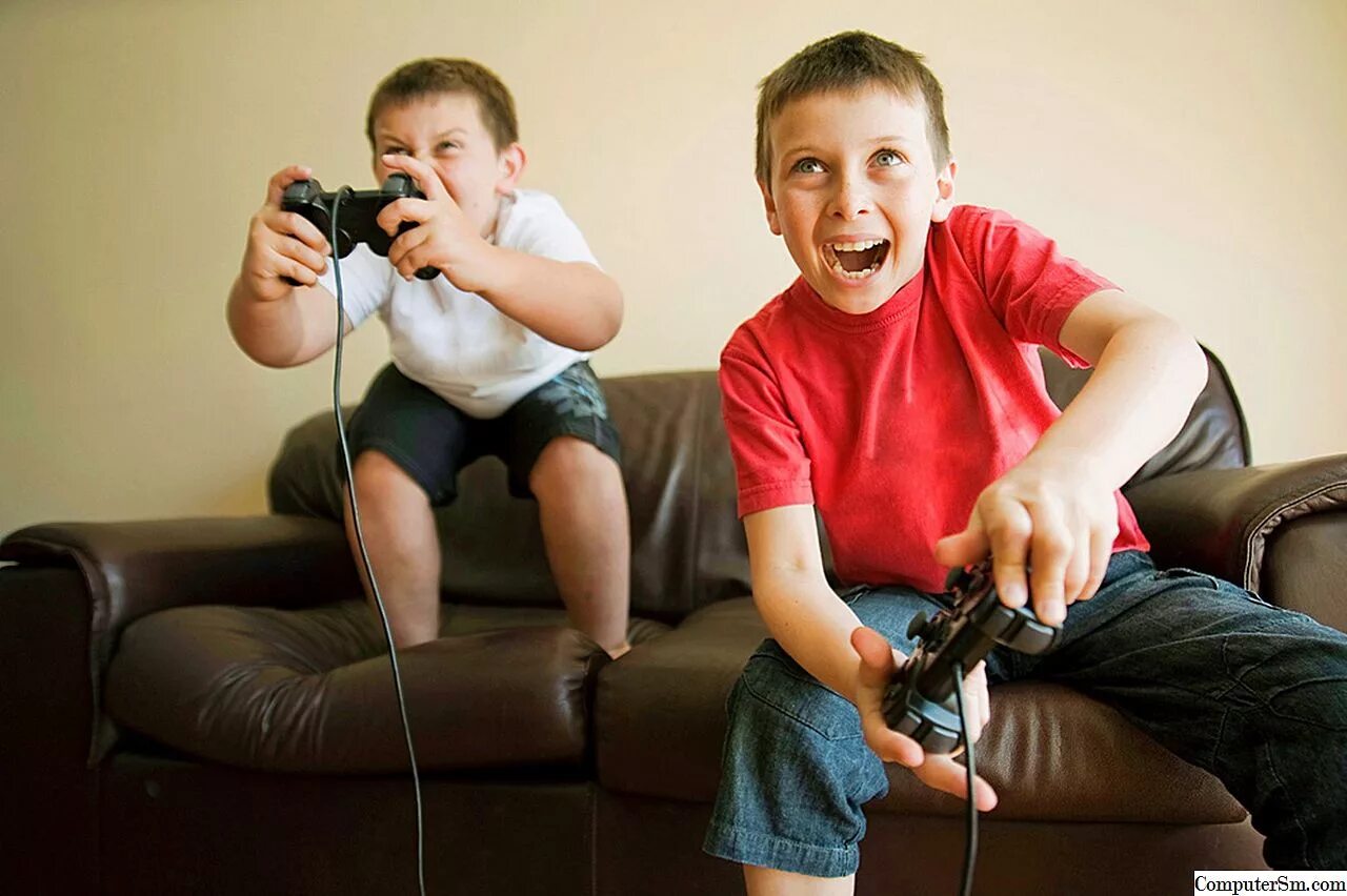 Играть в видеоигры. Дети играющие в компьютерные игры. Ребенок играющий в приставку. Дети играющие в Видеоигры. Мальчик играющий в приставку.