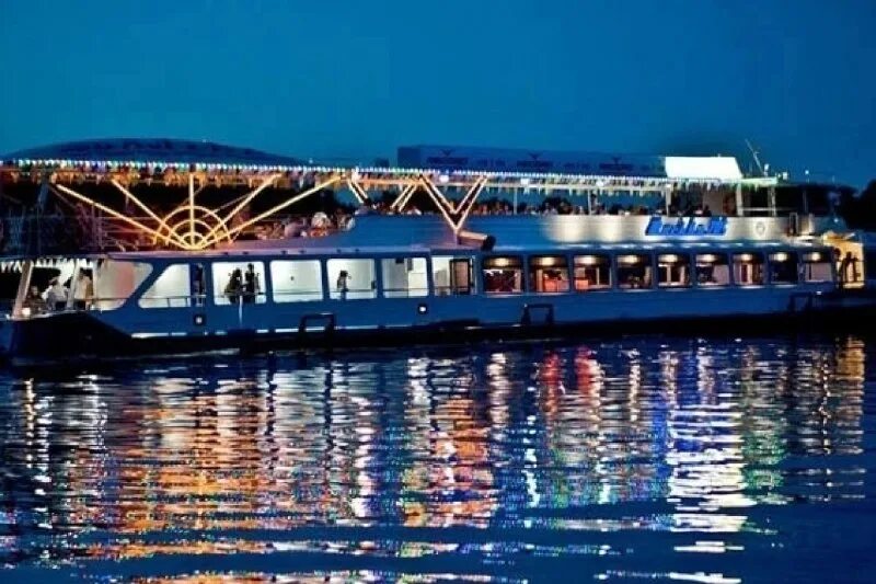 рэдиссон речная прогулка москва. экскурсия на речном трамвайчике москва. рэдиссон теплоход москва. речные прогулки москва. ривер флотилия теплоход.