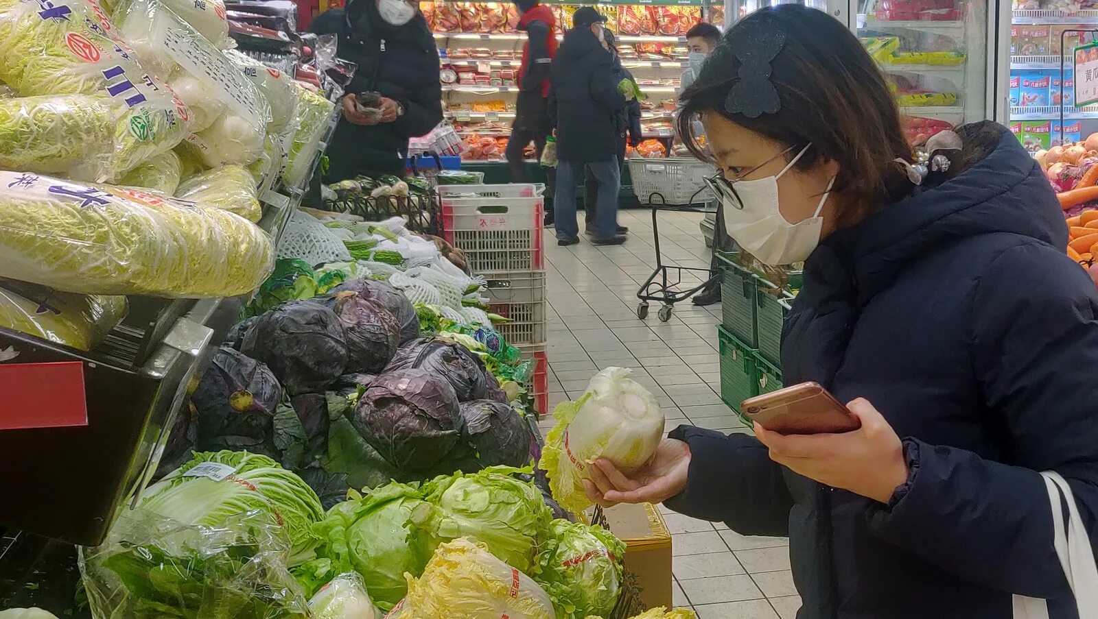Китаец с коробками. Продукты китай. Популярные сувениры. Привезти из китая товар оптом пошаговая инструкция. Магазин китайских сувениров.