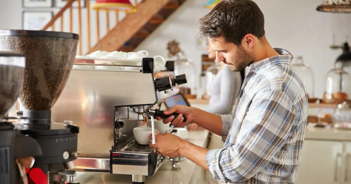 Дегустация кофе. Кофе бариста. Приготовление кофе. Кофейня бариста. Кофе в кофейне.