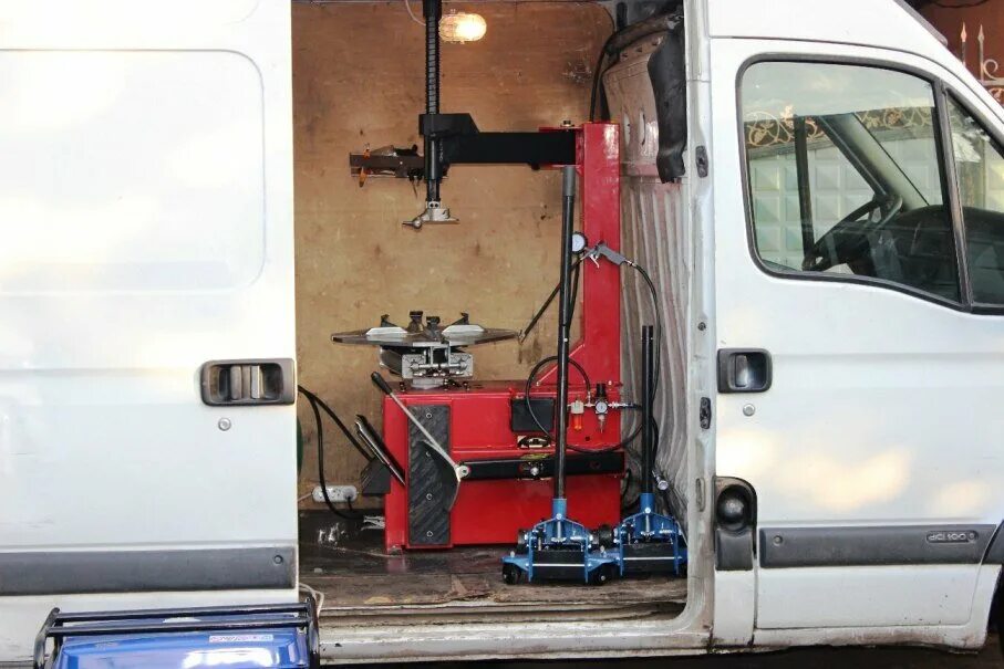 мобильный шиномонтаж. газель некст грузовой выездной шиномонтаж. колесо шиномонтаж. передвижная шиномонтажка. выездная вулканизация.