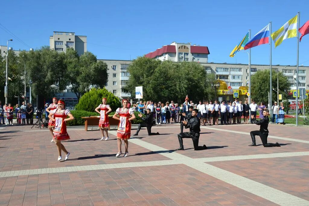 Погода невинномысск сегодня по часам. Невинномысск город Химиков. Город Невинномысск набережная Кубани. Площадь города Невинномысска. ДК Химиков Невинномысск.