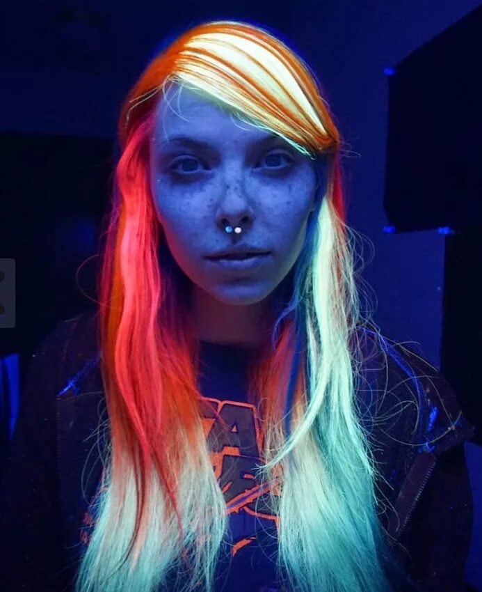 Волосы в темноте. Manic panic ультрафиолет. manic panic светящаяся в темноте. неоновая краска для волос. флуоресцентная краска для волос.