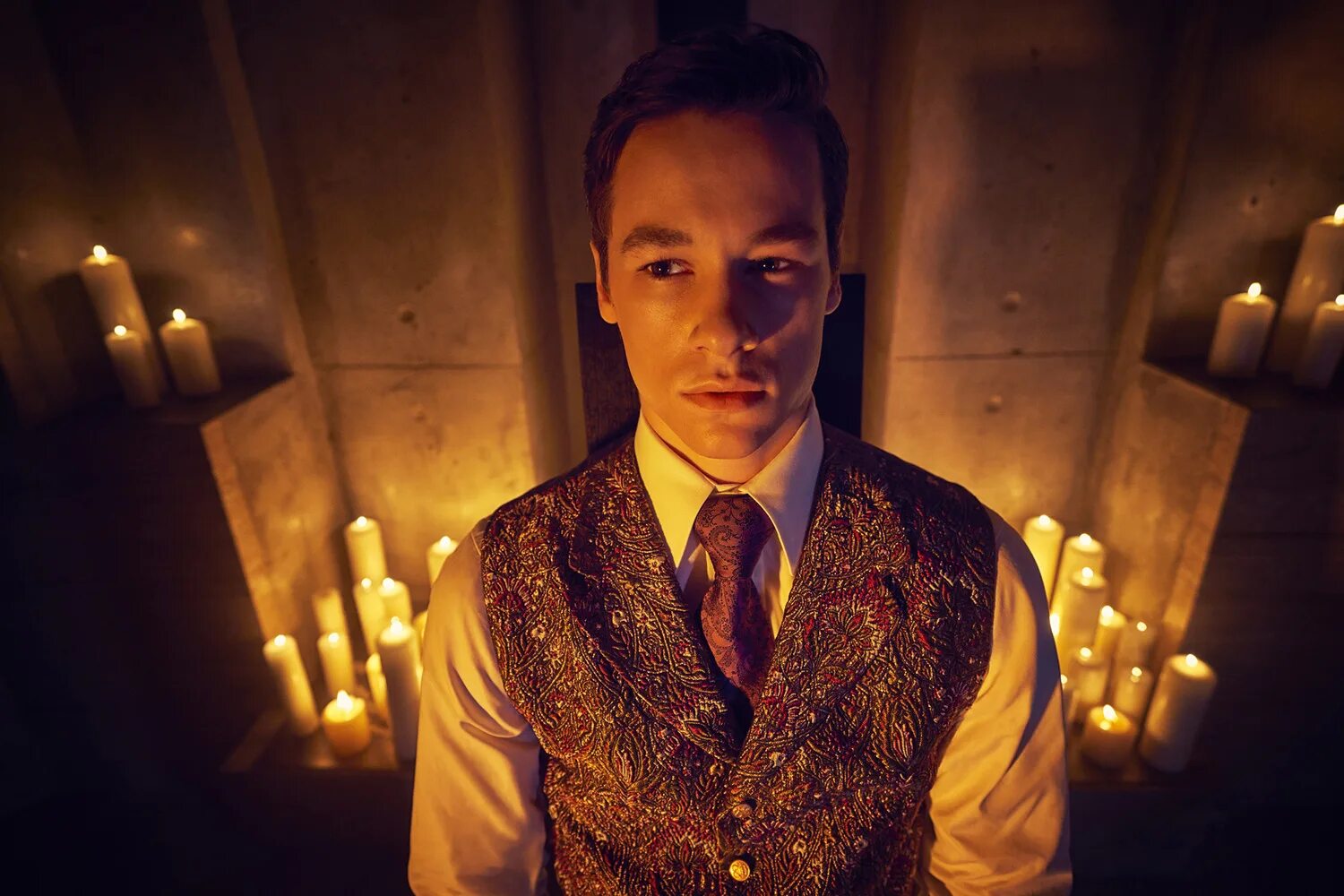 аиу сезон 1984. джозеф файнс аиу. американская история ужасов се. аиу 8. билли лурд 8 сезон.