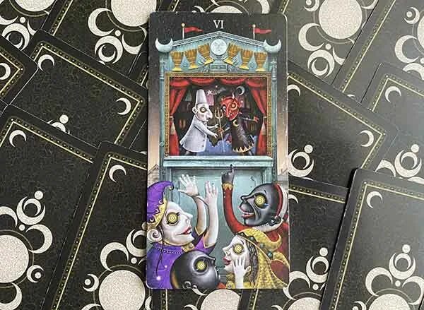 таро безумной луны. 6 пентаклей таро безумной луны. 5 кубков таро безумной луны. таро deviant moon. таро луна колода.