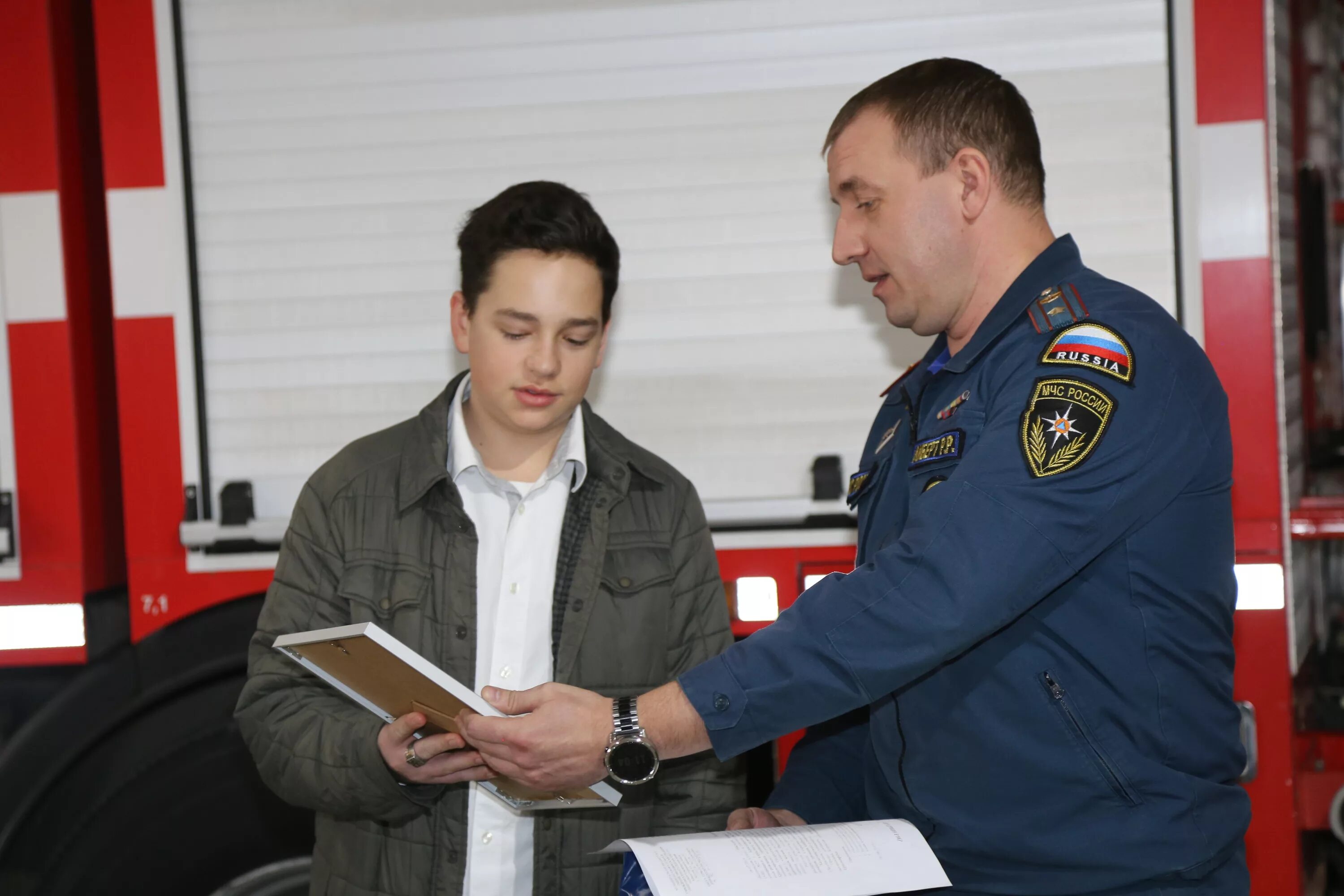 Мальчик спас людей в крокусе 15 летний. Парень МЧС Каса. В Красноярском крае наградили школьников. 24 Летний парень. Парень спас герой Россия.