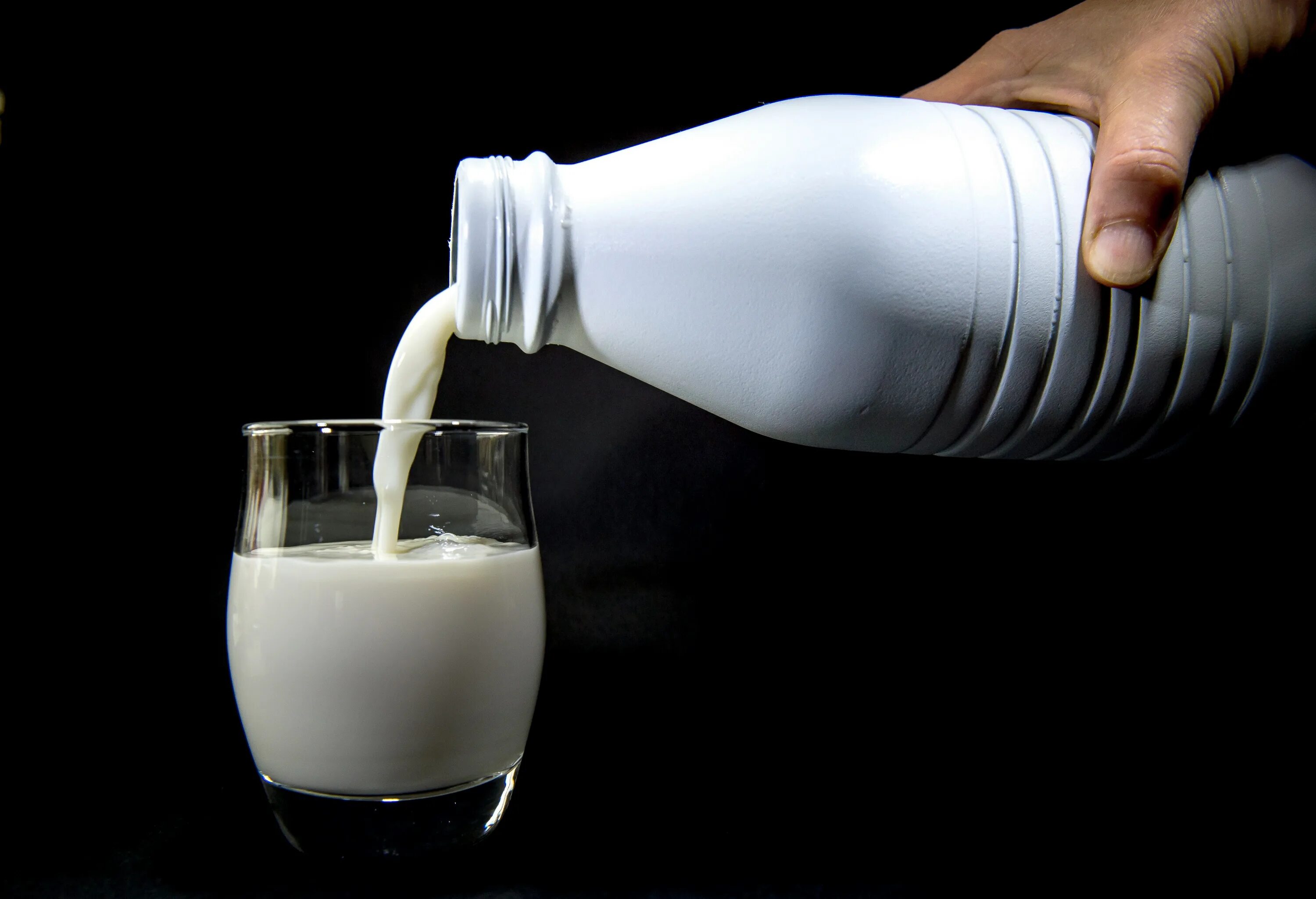 Молоко. Молоко наливают. Молочная продукция. Налей молоко. Невкусное молоко
