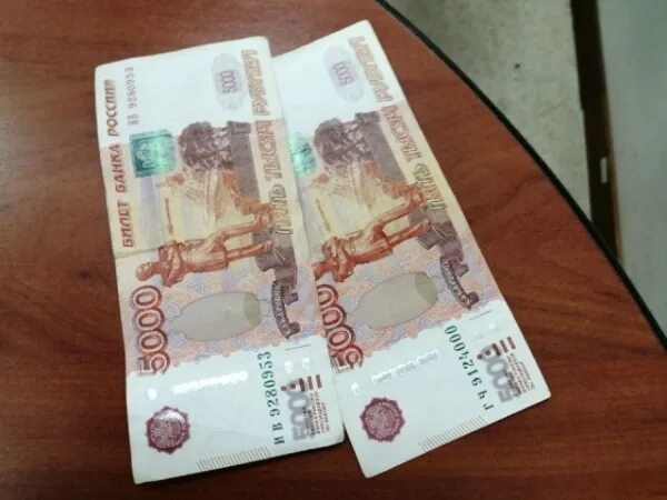 Сверток пятитысячных купюр. Пятитысячная купюра. 5 тысяч рублей. 5 тысячных. Пачка 5000 рублей наличка.