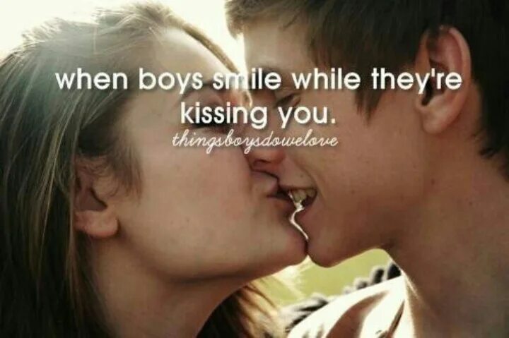 I like when you kiss me. Улыбка сквозь поцелуй. поцеловала улыбаясь. smile when. кисс ми настоящие фото.