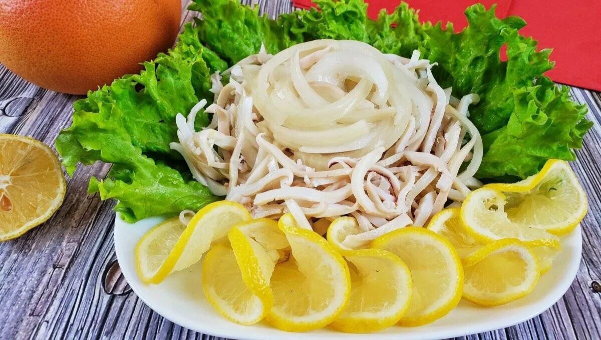 Салат из кальмаров. Салат летучий голландец с кальмарами. Салат с кальмарами. Каламари. Салат с кальмаром и корейской морковкой.