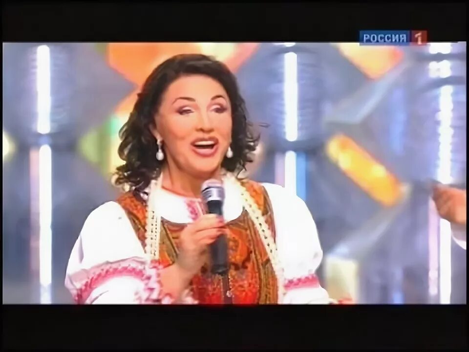 Мы гуляли с тобой кадышева. Мы гуляли с тобой кадышева. Юбилейный концерт надежды кадышевой. Мы гуляли с тобой кадышева. Кадышева широка река эмодзи.