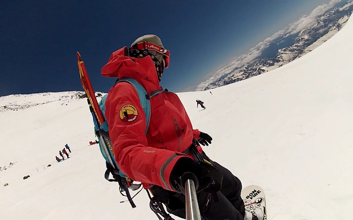 Эверест высота. Эльбрус сноуборд. Спуск с вершины. Спуск на лыжах с эльбруса. Эльбрус горнолыжный курорт восхождение.