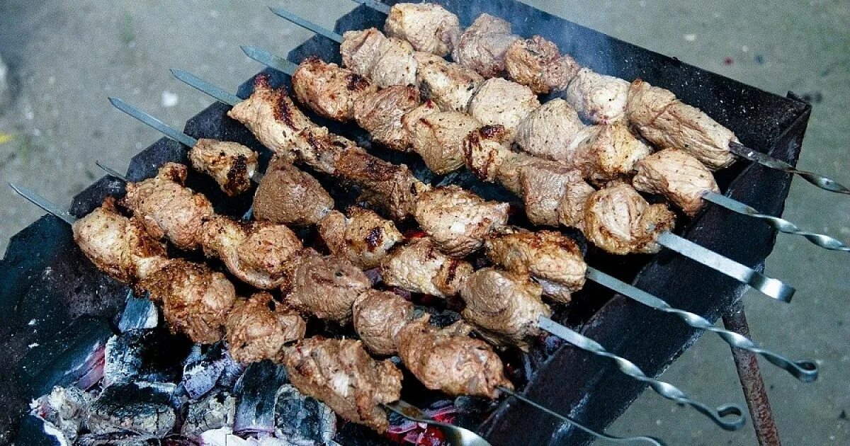 Как правильно жарить шашлык. Шашлык на мангале. Шашлыки на природе. Шашлык на мангале. Шашлык на углях.