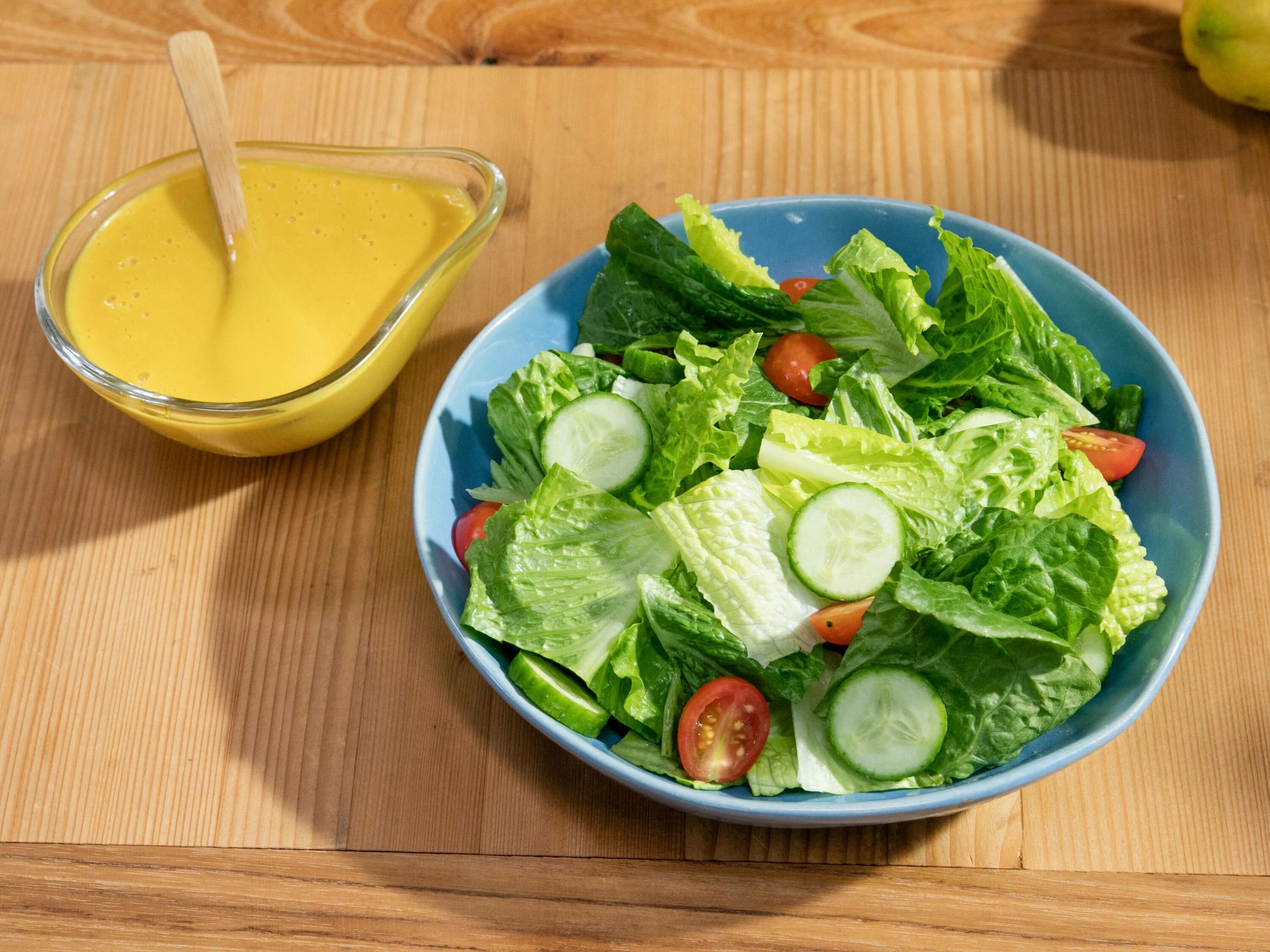 Рецепт заправки для салата из овощей. Соус для овощного салата. Зеленый соус для салата. Дрессинг для салата. Вкусный соус к зеленому салату.