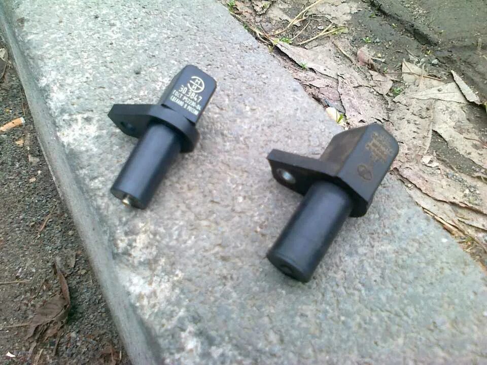 Разъем датчика коленвала ваз 2109. Датчик дпкв ваз 2109 инжектор. Датчик коленчатого вала ваз 2114. Датчик дпкв ваз 2109. Датчик коленчатого вала ваз 2110.