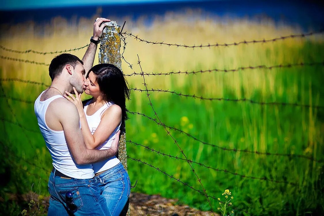 позы для фотосессии парами. красивые парочки. предсвадебная лав стори. фотосессия лав стори на природе. романтический вечер.
